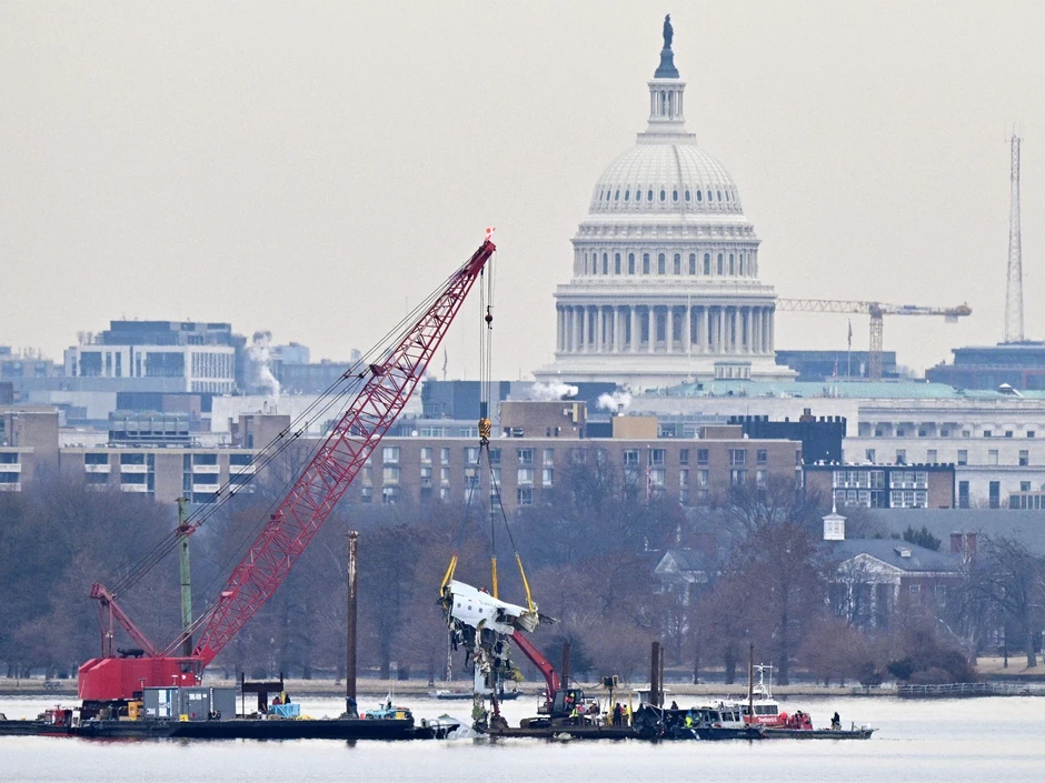 Kran uklanja avionsku olupinu iz reke Potomak | Foto: Getty Images