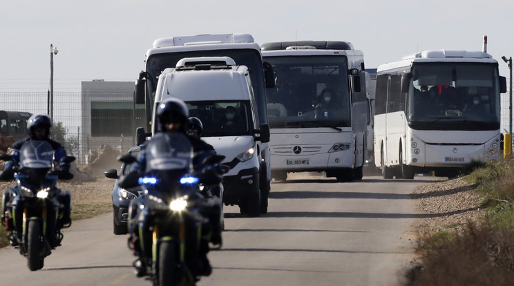 A koronavírus-járvánnyal sújtott kínai Vuhanból hazaérkező francia utasok buszát biztonsági erők kísérik a dél-franciaországi Carry-le-Rouet üdülőhelyre / Fotó: MTI AP