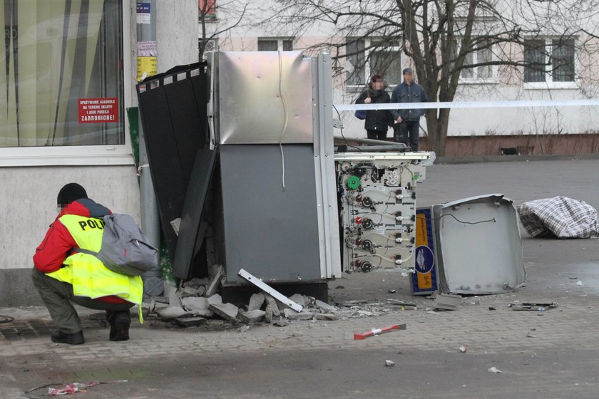 Bandyci wysadzili bankomat żeby ukraść pieniądze