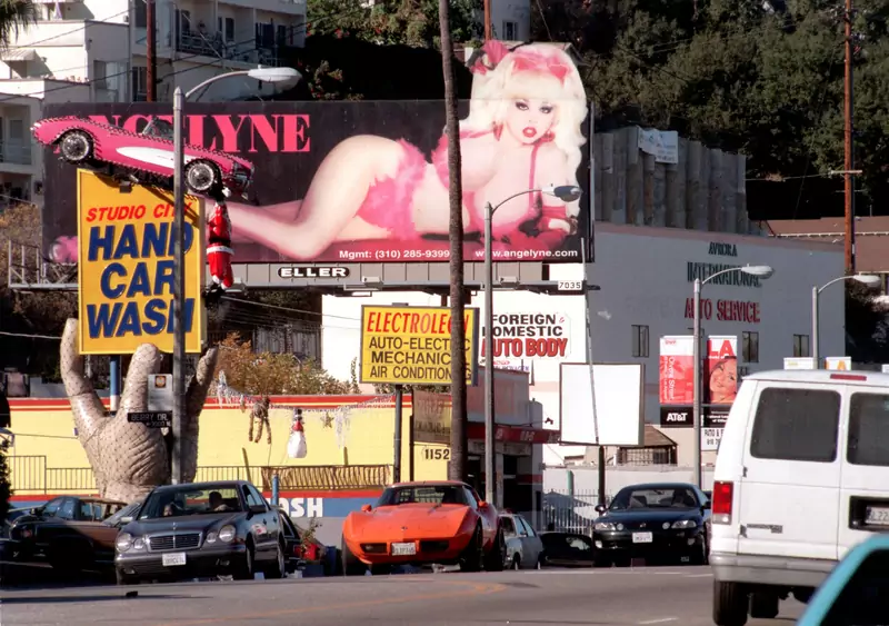 Reklama myjni zachodowej w 1999 r., Los Angeles / Paul Harris, Getty Images