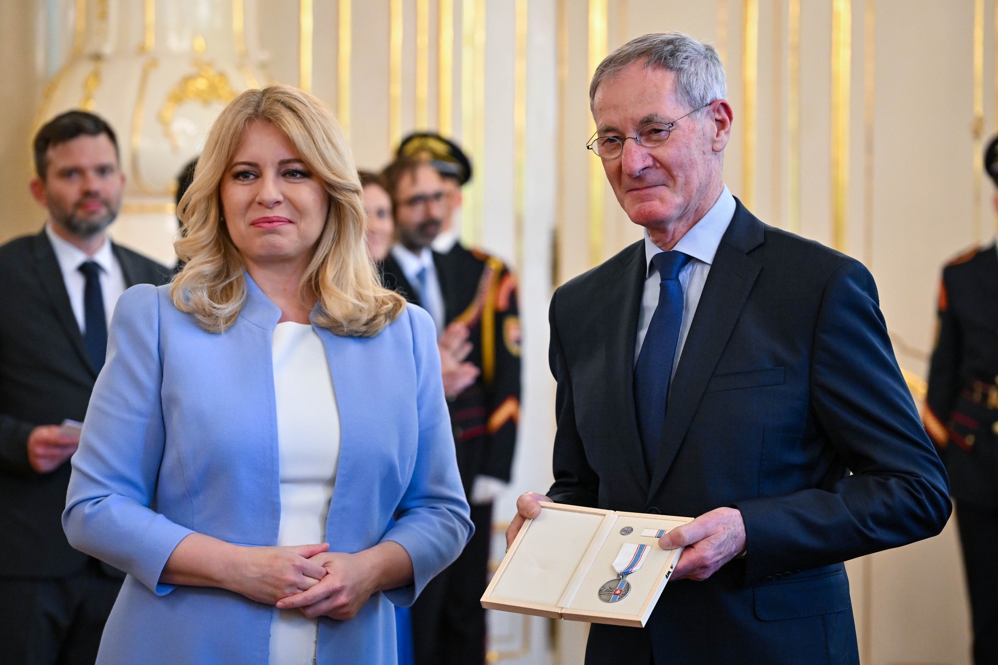 Prezidentka SR Zuzana Čaputová odovzdala ďakovnú medailu Pavlovi Hrušovskému.