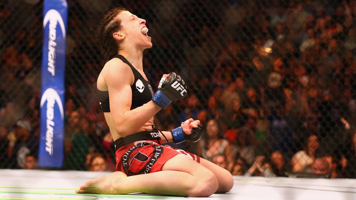 Joanna Jędrzejczyk obroniła pas mistrzyni UFC w wadze słomkowej. W walce wieczoru na gali w Berlinie polska wojowniczka pokonała w trzeciej rundzie Jessicę Penne przez techniczny nokaut. Amerykanka zakończyła ten nierówny pojedynek ze zmasakrowaną twarzą.