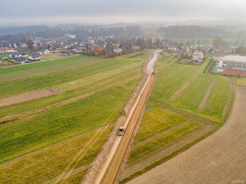 Budowa drogi ekspresowej S-1 - odcinek Dankowice - węzeł Suchy Potok - zdjęcia z drona - 15.11.2022 - autor: GDDKiA