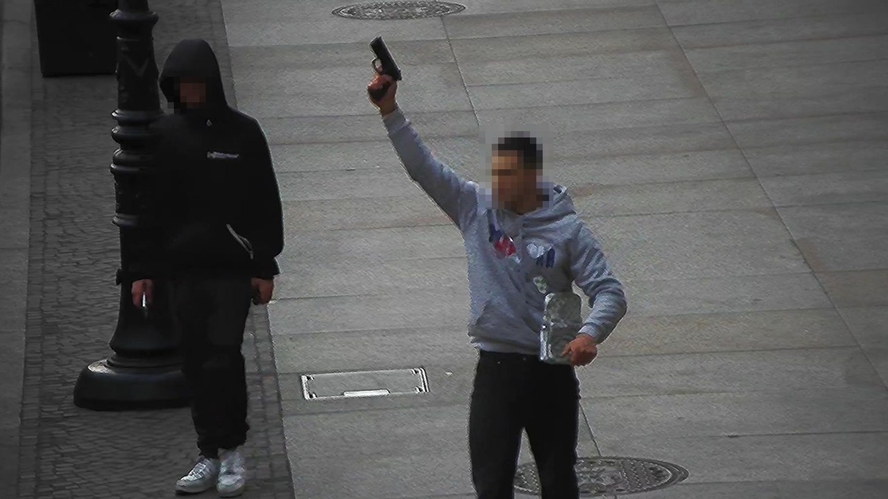 Chwile grozy w Poznaniu. Nastolatek wymachiwał pistoletem i groził kierowcom