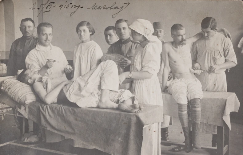 Smilja Kostić, previjanje ranjenika, 1915.