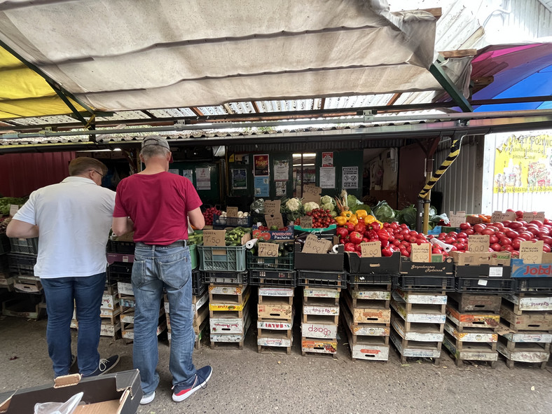 Stragan na białostockim bazarze z dużym wyborem towaru