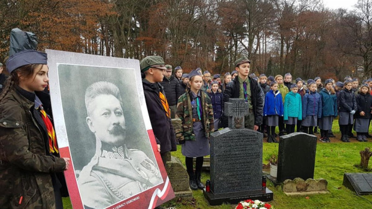 Nagrobek generała Mikołaja Osikowskiego, oficera armii gen. Józefa Hallera i uczestnika wojny polsko-bolszewickiej 1919-1920, który przez prawie 70 lat spoczywał w bezimiennym grobie - odsłonięto w sobotę w szkockiej miejscowości Kirkcaldy.