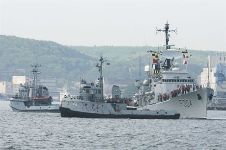 Cwiczeniach NATO pod kryptonimem Noble Mariner 07. Manewry sa sprawdzianem elitarnych jednostek Sil Odpowiedzi Sojuszu Polnocnoatlantyckiego. Odbywaja sie na wodach Baltyku, Morza Polnocnego i w Ciesninach Baltyckich. Polskie sily morskie wystawily komponent okretowy, lotnictwo morskie oraz jako jeden z gospodarzy manewrow, zabezpieczenie logistyczne, hydrograficzne i meteorologiczne.Nz. okrety wojenne wyplywanajce na manewry z Portu Wojennego w Gdyni Oksywiu.14.05.2007fot. Wojtek Jakubowski / KFP