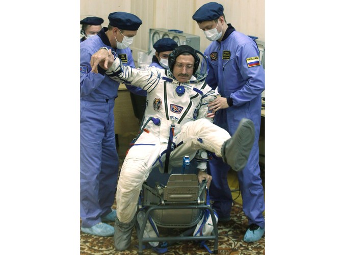 Astronauta amerykański Dan Burbank po kontroli skafandra