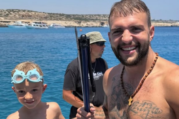 VELJKO RAŽNATOVIĆ SA ŽELJKOM PECA NA KIPRU Otac i sin poziraju na čamcu, razvukli osmehe od uha do uha, pa pokazali ulov (FOTO)