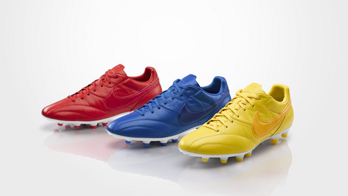 Na początku bieżącego roku Nike zaprezentowało model Premier – klasyczne buty piłkarskie, skrywające nowoczesne rozwiązania. Kolorystykę tych korków wyróżniała kombinacja bieli i czerni. Teraz Nike Premier nabierają wyrazistych tych barw, będących nawiązaniem do trzech państw: Brazylii, Anglii oraz Francji – krajów, cieszących się zasłużoną chwałą w światowym futbolu.