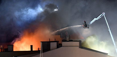 Pożar zabytkowej kamienicy w centrum Szczecina. Mieszkańcy noc spędzili w hotelu