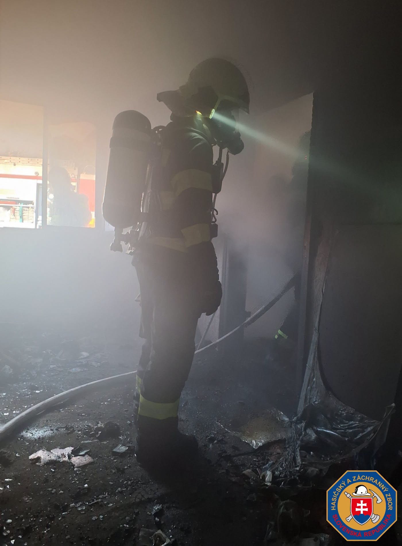 Hasiči zasahovali pri požiari opusteného domu v Bratislave. 