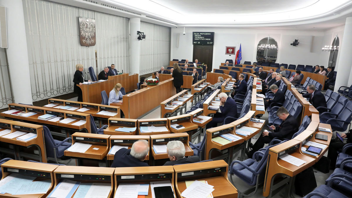 Kancelaria Senatu ma zamiar kupić kijki do selfie, powerbanki w kształcie kamieni oraz peleryny przeciwdeszczowe zamknięte w plastikowej kulce. Przetarg rozpisano na początku marca - informuje "Rzeczpospolita".