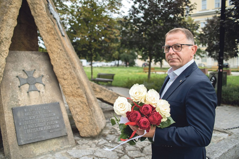 Józef Tracz pod Pomnikiem Ofiar Stalinizmu we Wrocławiu