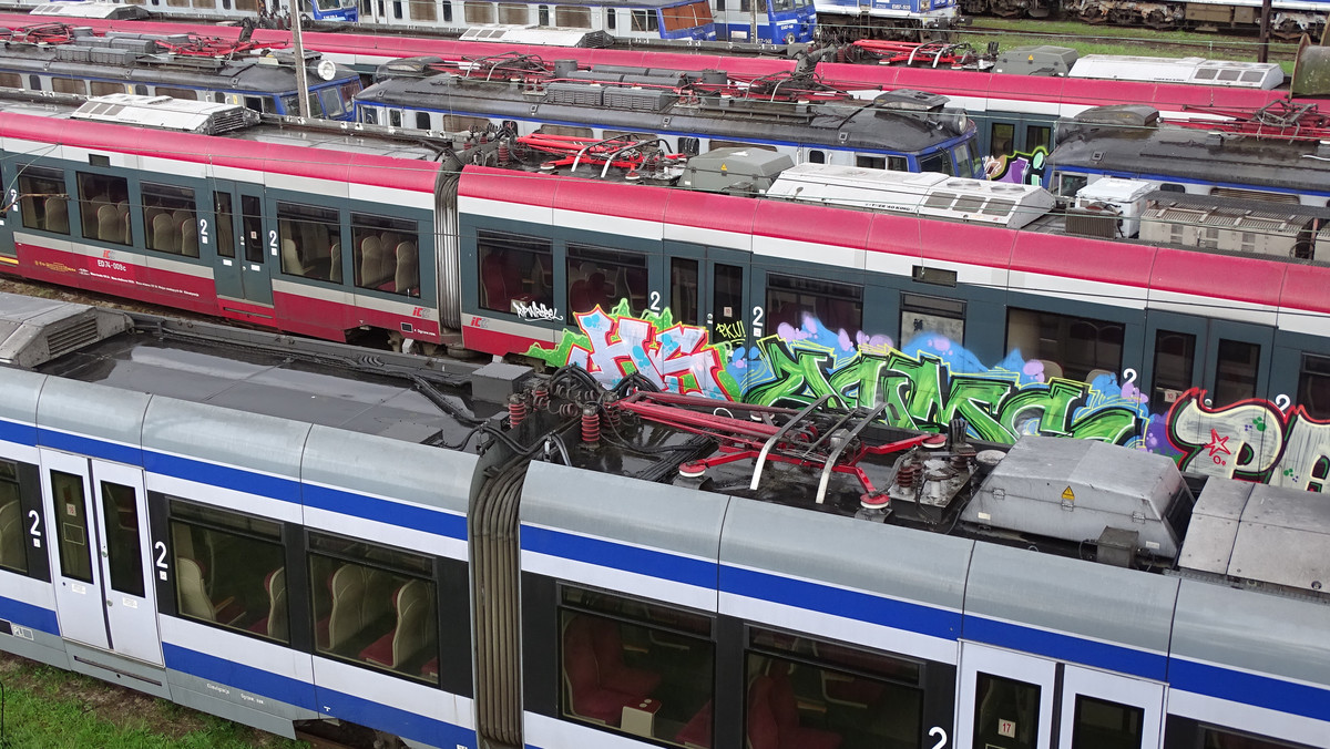 Ciąg dalszy kontrowersji ws. pociągów ED-74, które od kilku lat niszczeją na torach odstawczych. Jak zauważa Radio Kraków, rok temu PKP Intercity informowało, że składy wrócą na trasy, gdy zostaną naprawione. Niestety tzw. Edyty wciąż niszczeją.
