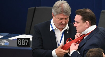 Niecodzienne sceny w europarlamencie. Co robili ci dwaj europosłowie PiS? [ZDJĘCIA]