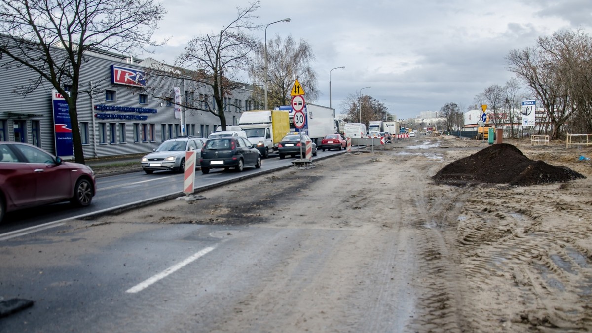 Kierowców jadących z Poznania do Koziegłów i Czerwonaka czekają poważne utrudnienia na ulicy Gdyńskiej. Dla ruchu zamknięty zostanie odcinek pomiędzy Bałtycką a Chemiczną. Zmiany będą obowiązywać aż do końca maja. Równocześnie zmieni się trasy autobusów linii nr 237, 312, 320, 321, 323, 341 i 342. Ponadto od poniedziałku łatwiejszy dojazd komunikacją miejską będą mieli mieszkańcy osiedla przy Jasielskiej na Podolanach.