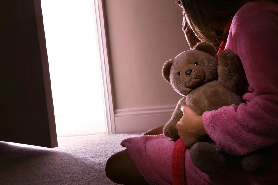 Devojčica je menjala iskaze i sedela oborene glave u sudnici (foto: ilustracija)