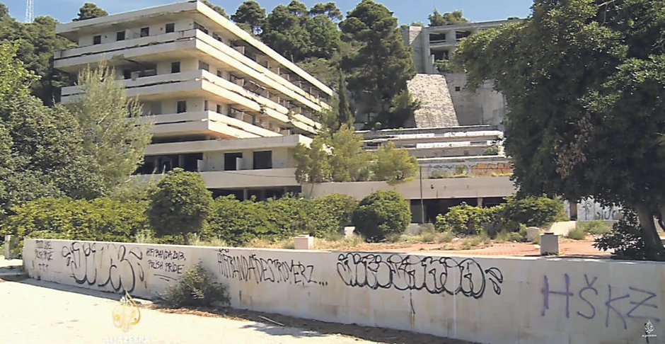 Kompleks u Kuparima čine hoteli „Pelegrin“, „Grand“, „Kupari“, „Mladost“, „Goričina“, „Galeb“ i dve vile „Borovka“ i „Jadranka“. Dok je bio u funkciji, imao je 1.600 ležajeva