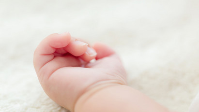 Sokkoló: egyetlen puszi okozhatta a 18 napos csecsemő halálát