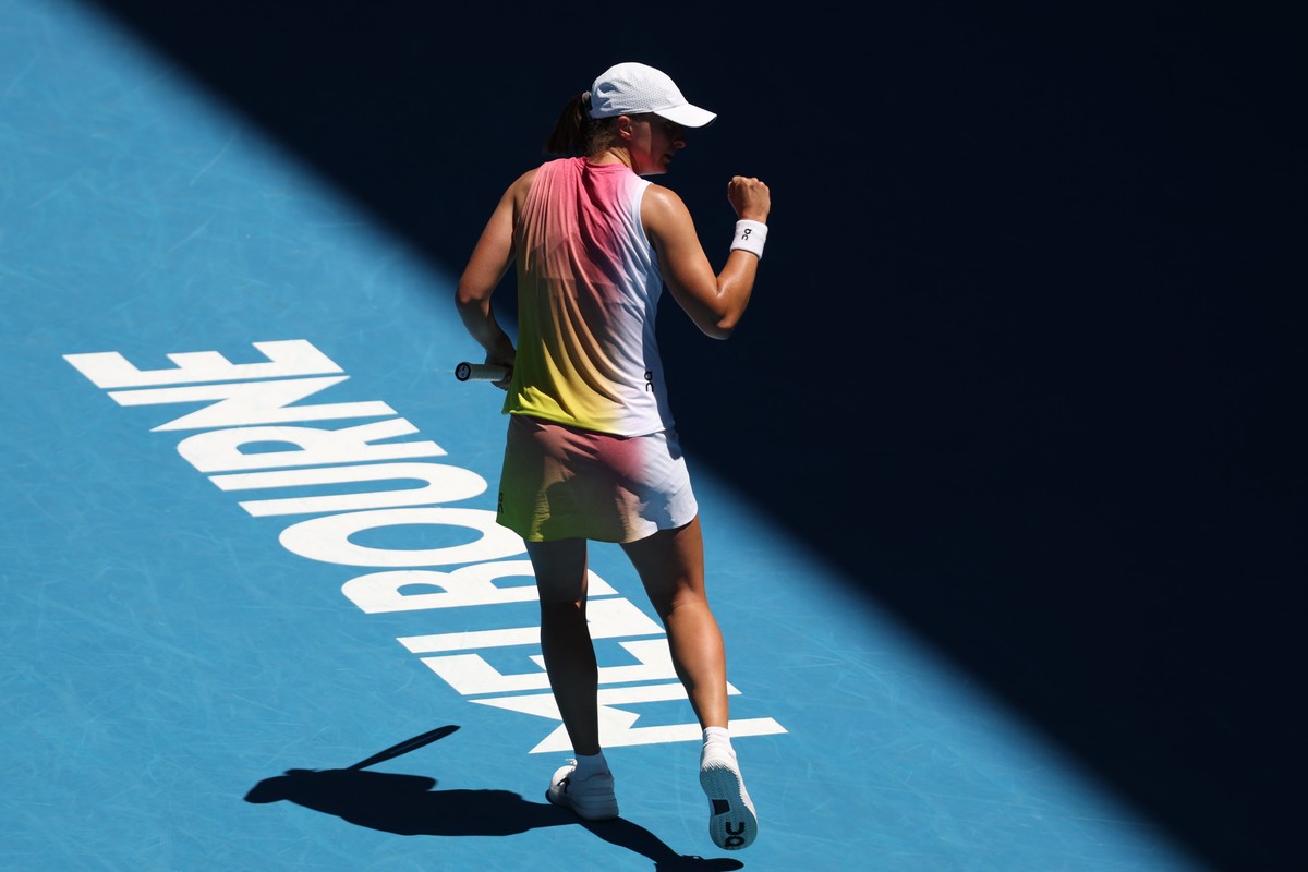 Iga Świątek w meczu z Brytyjką Emmą Raducanu podczas 3. rundy wielkoszlemowego turnieju tenisowego Australian Open w Melbourne