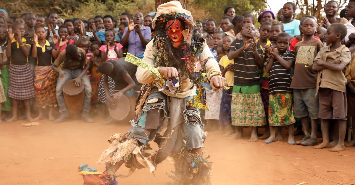 Un curandero de Malawi prometió resucitar a los muertos.  Él está en problemas ahora