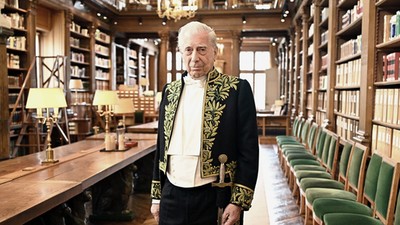 Mario Vargas Llosa, członek Akademii Francuskiej, w bibliotece towarzystwa naukowego w Paryżu, 9 lutego 2023 r.