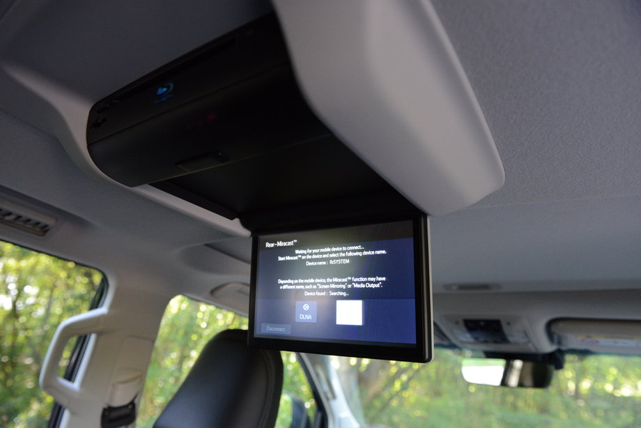 Toyota Land Cruiser zapewni też rozrywkę jadącym z tyłu. W podsufitce można mieć rozkładany ekran, jak w samolocie. Można na nim wyświetlać filmy w trakcie długich podróży.