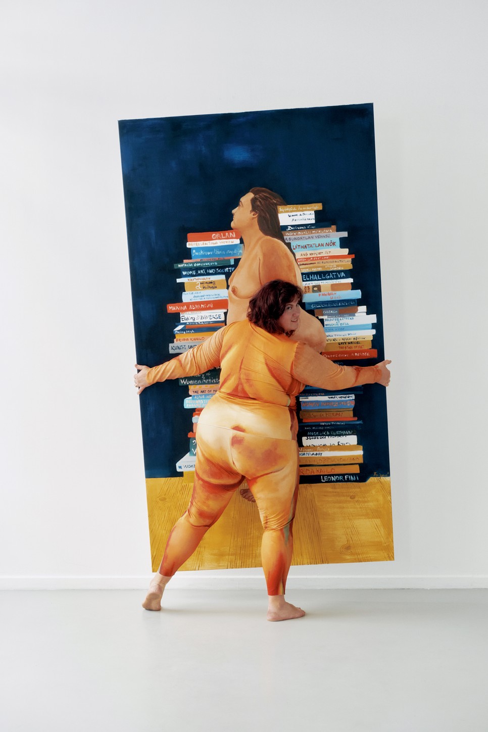 Az egyedi látásmódja mellett a művészettörténet női festőinek impresszióit is alkalmazza munkássága során