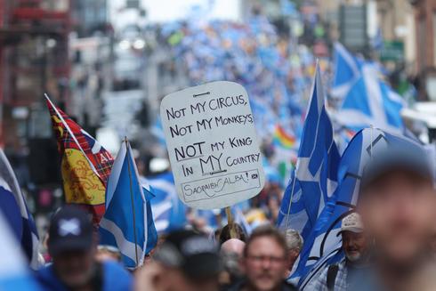 Protesty przeciw brytyjskiej monarchii w Szkocji – wśród transparentów m.in. hasło 