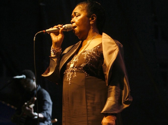 Cesaria Evora podczas koncertu w Gliwicach w 2009 roku