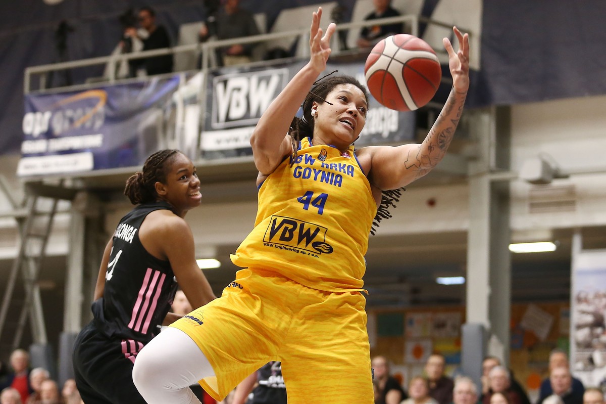 Koszykarka VBW Arki Gdynia Kristina Higgins (przód) podczas rewanżowego meczu 1/16 finału Pucharu Europy z LDLC Asvel Lyon