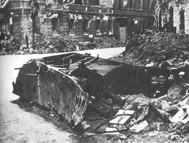 Wrak pojazdu miny na ulicy Kilińskiego, 18 sierpnia 1944