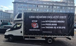 Mocna kpina z 'homofobusa'. Znany youtuber jeździ po Warszawie oklejoną ciężarówką