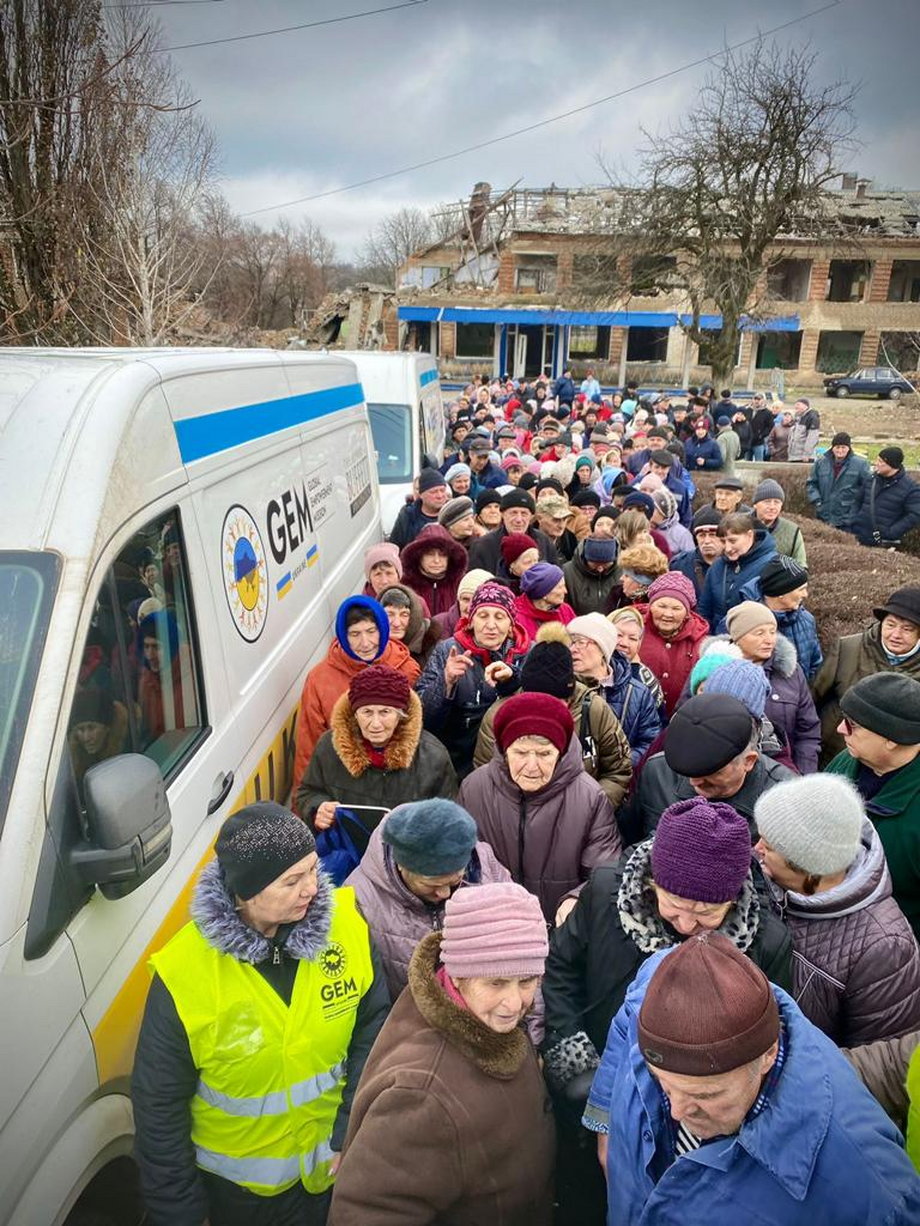 Ludzie czekający na paczki żywnościowe, wschodnia Ukraina, grudzień 2023 r.