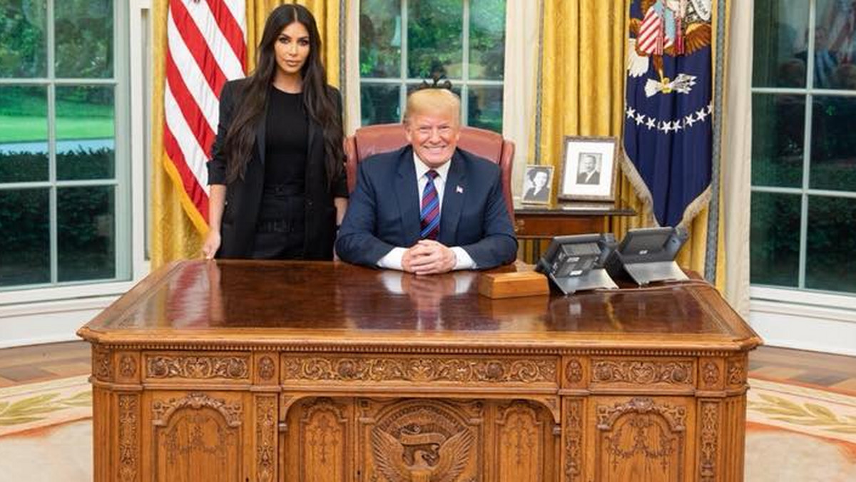 Kim Kardashian zostanie prezydentem USA? Celebrytka, która jakiś czas temu spotkała się w Białym Domu z Donaldem Trumpem, udzieliła wywiadu, w którym wypowiedziała się na temat potencjalnej kariery politycznej. "Nigdy nie mów nigdy" - stwierdziła.