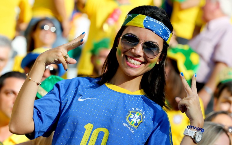 Piękne panie kochają piłkę nożna. Na mundialu ich nie brakuje