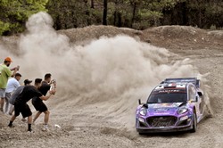 Rovanpera uderzył w drzewo, Loeb też już nie wygra Rajdu Akropolu