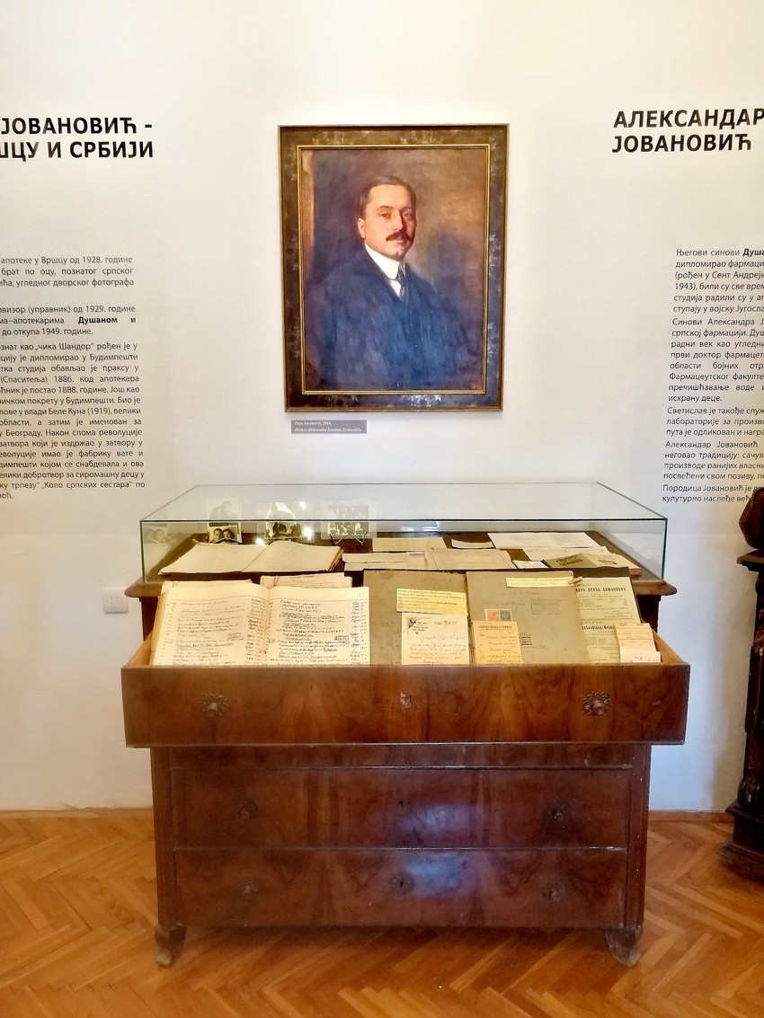 Poseban deo postavke posvećen je poslednjem vlasniku apoteke Aleksandru Šandoru Jovanoviću, bratu po ocu poznatog srpskog slikara, Vrščanina Paje Jovanovića