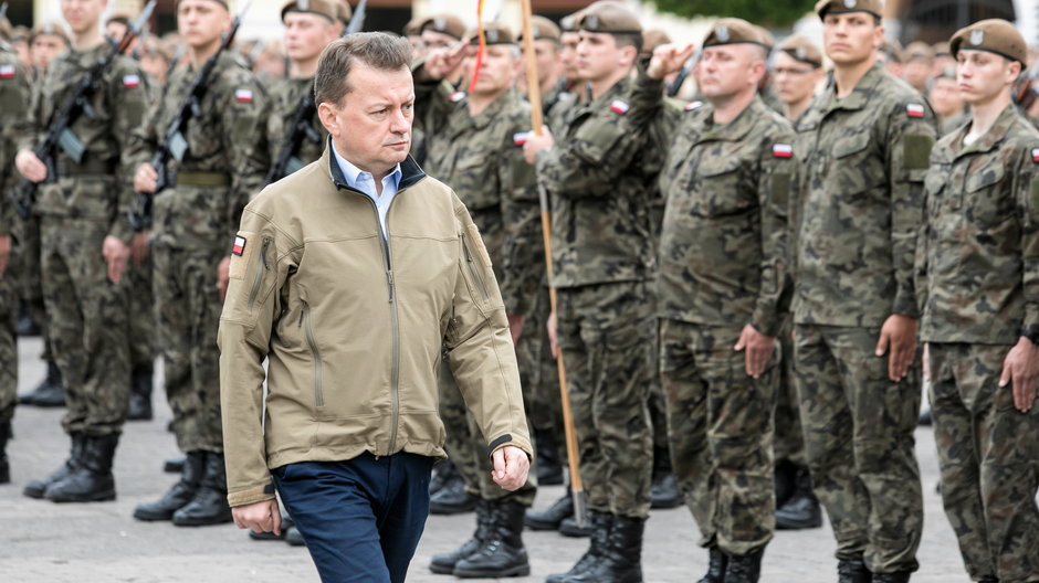 Szef MON Mariusz Błaszczak podczas przysięgi żołnierzy 2 Lubelskiej Brygady Obrony Terytorialnej (24 kwietnia 2019 r.)