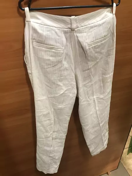 Lniane spodnie garniturowe z Massimo Dutti. Cena: 40 zł