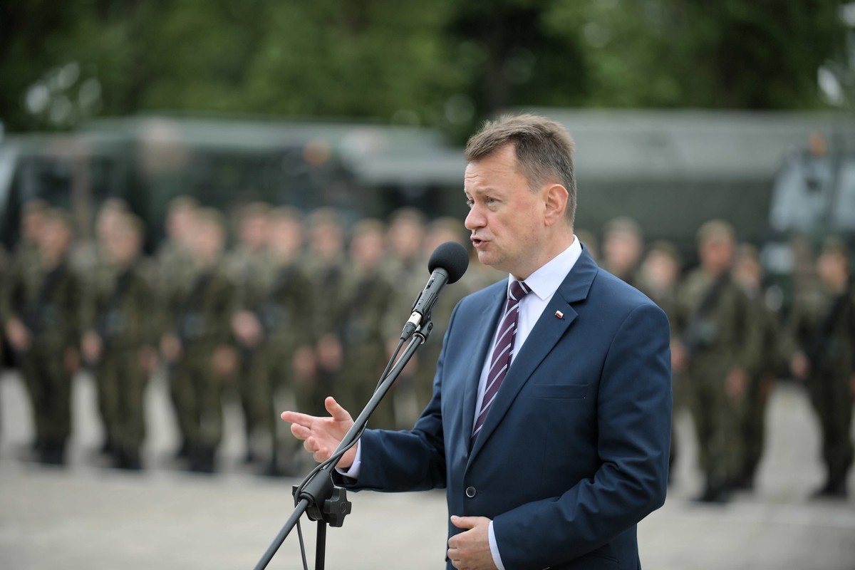 Minister obrony narodowej Mariusz Błaszczak podczas spotkania z absolwentami klas wojskowych odbywającymi skróconą służbę przygotowawczą w 5. Mazowieckiej Brygadzie Obrony Terytorialnej w Ciechanowie.