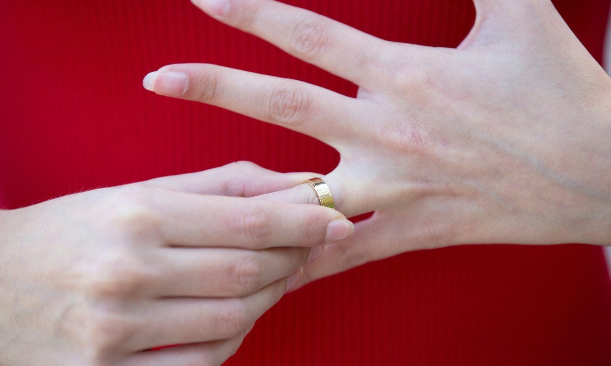 Czy po ślubie muszę nosić na palcu obrączkę? Ksiądz tłumaczy