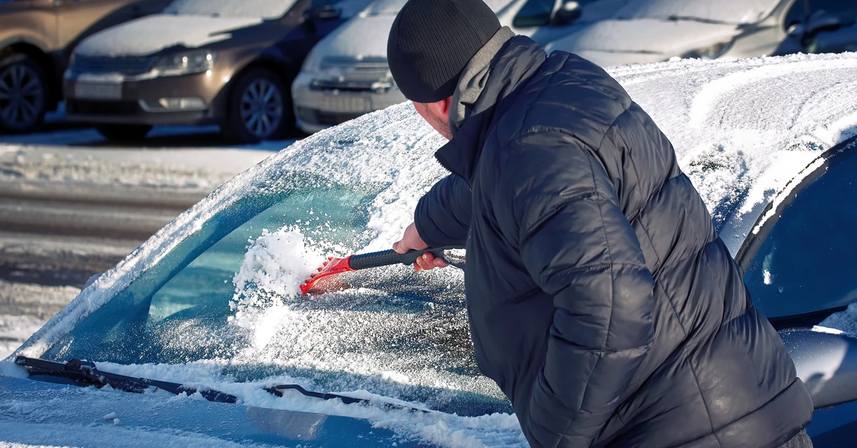 Zmieszaj z wodą i spryskaj zamarzniętą szybę w samochodzie. Skrobaczka nie będzie potrzebna