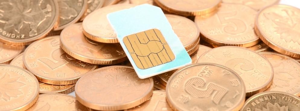 <strong>SMS-owe pułapki po raz czwarty</strong><br /><br />

Internetq Poland, organizator konkursu Pusty sms, wprowadzał konsumentów w błąd. Decyzję Prezes UOKiK potwierdził Sąd Apelacyjny. Wiadomości sms wysyłane do konsumentów sugerowały, że otrzymają oni nagrodę, gdy odeślą pusty sms. Gwarantowało to jednak jedynie rejestrację w konkursie i ewentualny udział w losowaniu.<br /><br />

Wyrok Sądu Apelacyjnego dotyczy decyzji UOKiK z 2010 roku. Urząd stwierdził wówczas, że Internetq Poland, organizator konkursu Pusty sms, wprowadzał konsumentów w błąd stosując zakazaną agresywną praktykę rynkową. Nałożona kara wyniosła 499 650 zł. Spółka odwołała się od decyzji – najpierw rozstrzygnięcie UOKiK potwierdził Sąd Ochrony Konkurencji i Konsumentów (23 stycznia 2013 roku), następnie – Sąd Apelacyjny (7 listopada 2013 roku).<br /><br />

Zastrzeżenia Urzędu wzbudziła treść komunikatów, które otrzymywali konsumenci. Jednoznacznie bowiem sugerowały one, że otrzymają nagrodę, jeśli tylko odeślą pusty sms. Np. Jestem Prezesem loterii! Informuję, że koperta z potwierdzeniem przekazu 10 tys. zł zapieczętowana! Wyślij tylko 1 pusty sms! Będziesz się cieszyć.<br /><br />

Tymczasem, wysłanie takiej wiadomości gwarantowało jedynie rejestrację w konkursie i ewentualnie udział w losowaniu, a nie - przyznanie nagrody. Spółka zachęcała do nadania pustego smsa wysyłając po kilka, kilkanaście, a nawet kilkaset wiadomości do konkretnego konsumenta – przykładowo jeden z uczestników dostał ich 168 w ciągu dwóch miesięcy.<br /><br />

Zdaniem sądu, treści smsów naruszały zbiorowe interesy konsumentów, ponieważ sugerowały pewność wygranej. Wywoływanie wrażenia, że konsument już uzyskał nagrodę, uzyska ją bezwarunkowo lub po wykonaniu określonej czynności, np. po wysłaniu smsa lub wykonaniu telefonu, gdy w rzeczywistości odbywa się to na innych zasadach stanowi niezgodną z prawem nieuczciwą agresywną praktykę rynkową. Sąd stwierdził także, że nałożona kara jest adekwatna do zarzucanej praktyki.<br /><br />