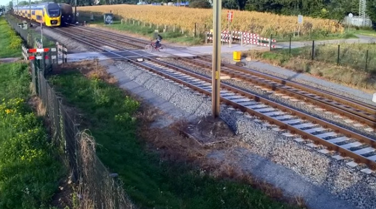 Brutális videó: pár másodpercen múlt a vonat előtt átsuhanó bicajos élete