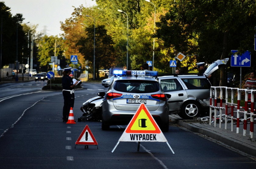 Staranował barierki i wpadł na chodnik