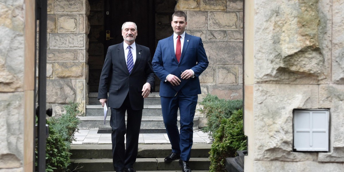 Macierewicz drwi z Szydło i Kaczyńskiego