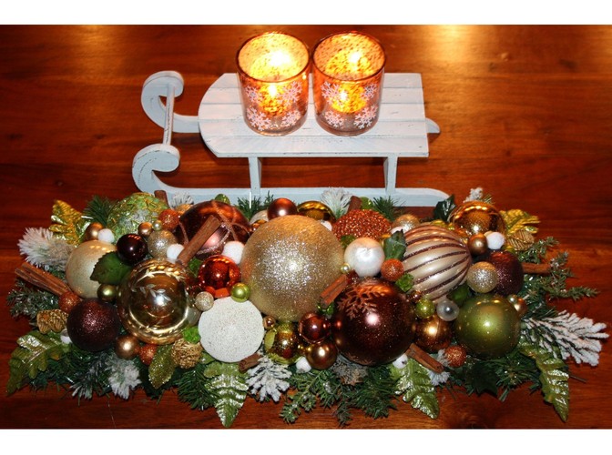 Stroik w odcieniach złota, brązu i zieleni, zdobiony elementami z brokatem. Autorka: Marta Jarosińska-Mańka